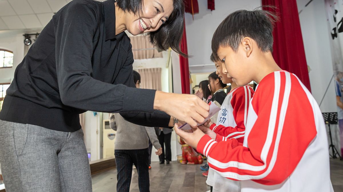 劉秀忍金基會24日在草屯國小辦理「傳愛學子‧求學無礙」助學金捐贈活動,縣長許淑華代表基金會頒發助學金給草屯、國姓27校共110位學子,鼓勵他們懷著感恩的心積極向上、樂觀學習。(圖/南投縣政府) 劉秀忍金基會24日在草屯國小辦理「傳愛學子‧求學無礙」助學金捐贈活動,縣長許淑華代表基金會頒發助學金給草屯、國姓27校共110位學子,鼓勵他們懷著感恩的心積極向上、樂觀學習。(圖/南投縣政府)