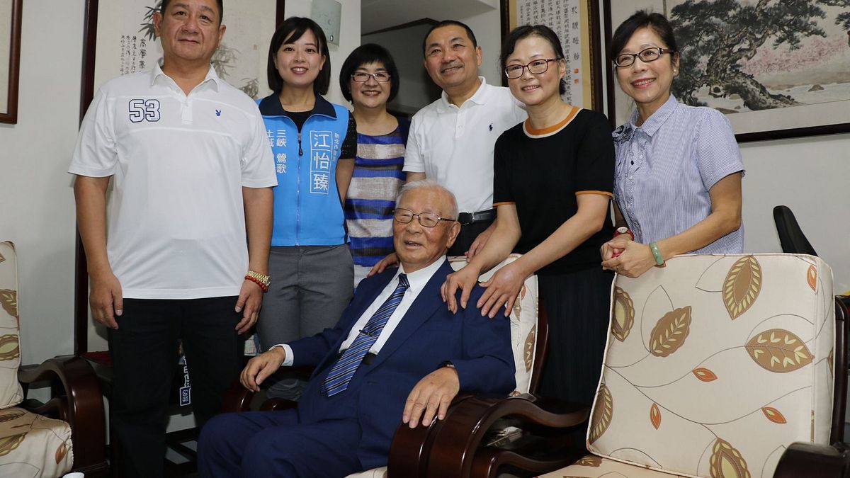 侯友宜和張錦麗(左3)、江怡臻議員(左二)等人訪視許歷農,祝福他重陽佳節快樂。(圖/新北市社會局提供) 侯友宜和張錦麗(左3)、江怡臻議員(左二)等人訪視許歷農,祝福他重陽佳節快樂。(圖/新北市社會局提供)