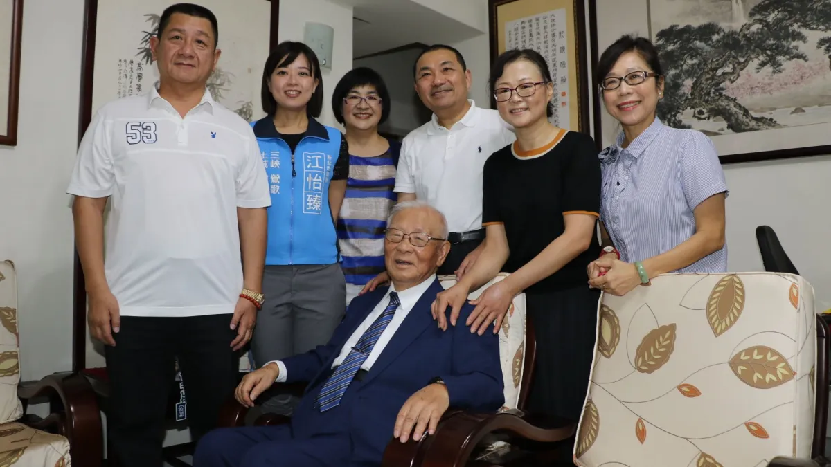 侯友宜和張錦麗(左3)、江怡臻議員(左二)等人訪視許歷農,祝福他重陽佳節快樂。(圖/新北市社會局提供)