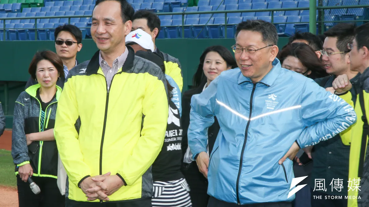 同為前瞻基礎建設的邊緣人,新北市長朱立倫將與台北市長柯文哲攜手爭取,圖為柯朱出席「雙北合作交流平台」會議後,聯袂巡視雙北合作的世大運場館。(資料照片,陳明仁攝)