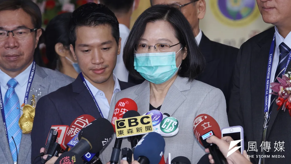 前大法官許玉秀投書指稱,總統蔡英文(見圖)3月在官邸接見公民團體時,把現任大法官、司法院前祕書長呂太郎找來「喝斥」,民間司改會董事長林永頌7日表示,當天蔡英文口氣真的很不好。(資料照,盧逸峰攝)