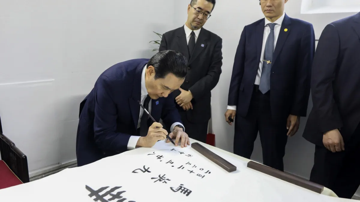 前總統馬英九出訪中國,謁中山陵寫下「和平奮鬥振興中華」。(美聯社)