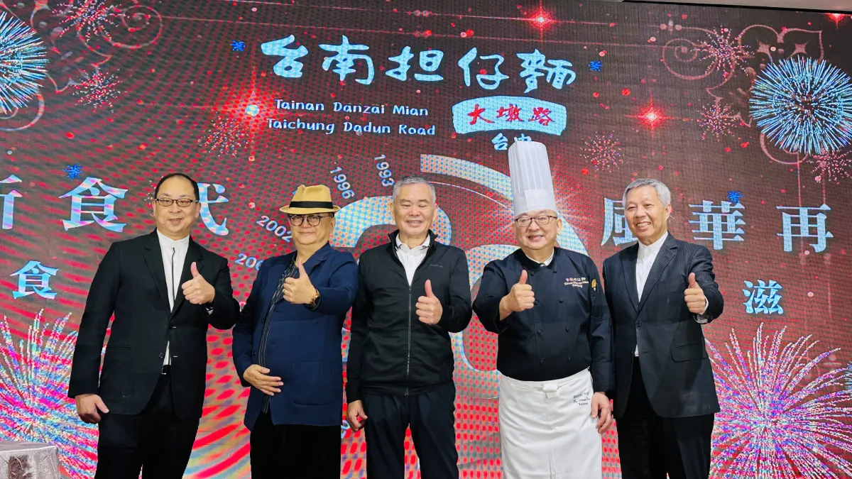 台中大墩路台南擔仔麵」負責人」陳啟禎跟主廚阿章師一起慶祝30周年,並宣布配合購物節推出吃多少送多少活動。(圖/王秀禾攝)