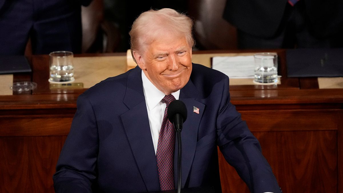 トランプ氏は議会演説でTSMCの1650億ドルの投資計画に再び言及し、この投資の背後にある動機は「企業がアメリカの高額な関税による制裁を避けるため、アメリカへの進出を選択した」と明言した。(写真/AP) トランプ氏は議会演説でTSMCの1650億ドルの投資計画に再び言及し、この投資の背後にある動機は「企業がアメリカの高額な関税による制裁を避けるため、アメリカへの進出を選択した」と明言した。(写真/AP)