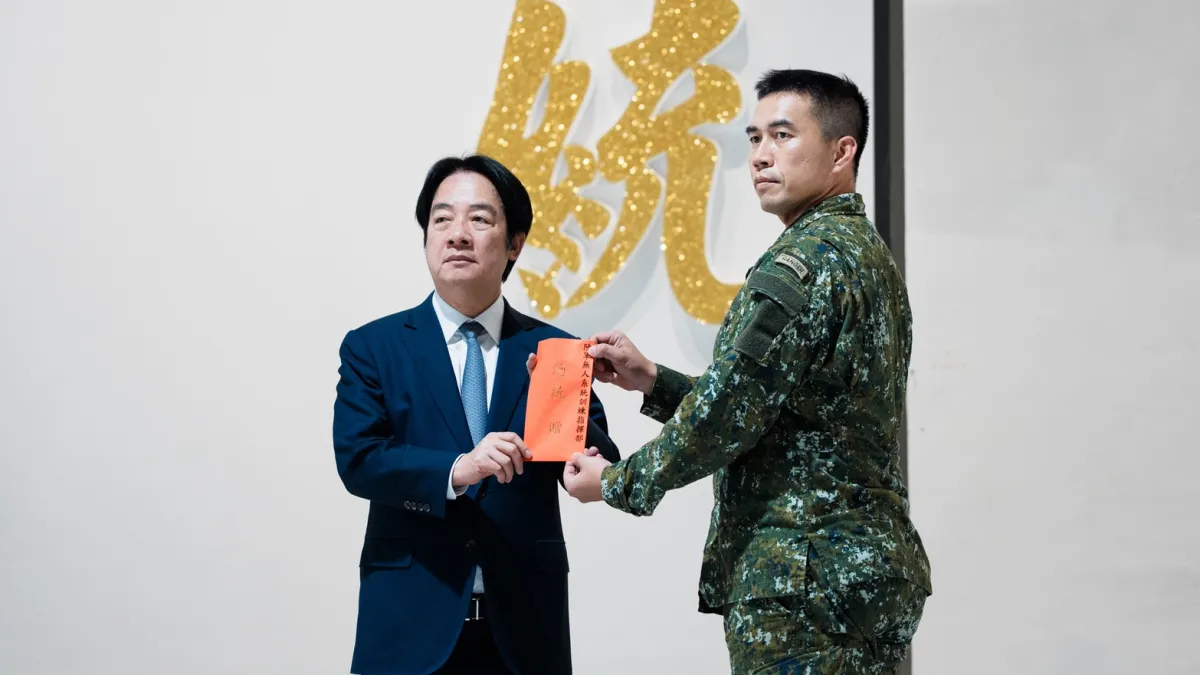 賴清德(左)政府將國軍「陸軍無人機訓練中心」升格改制為「無人系統訓練指揮部」,首任指揮官為金漢龍上校(右)。(資料照,總統府提供)