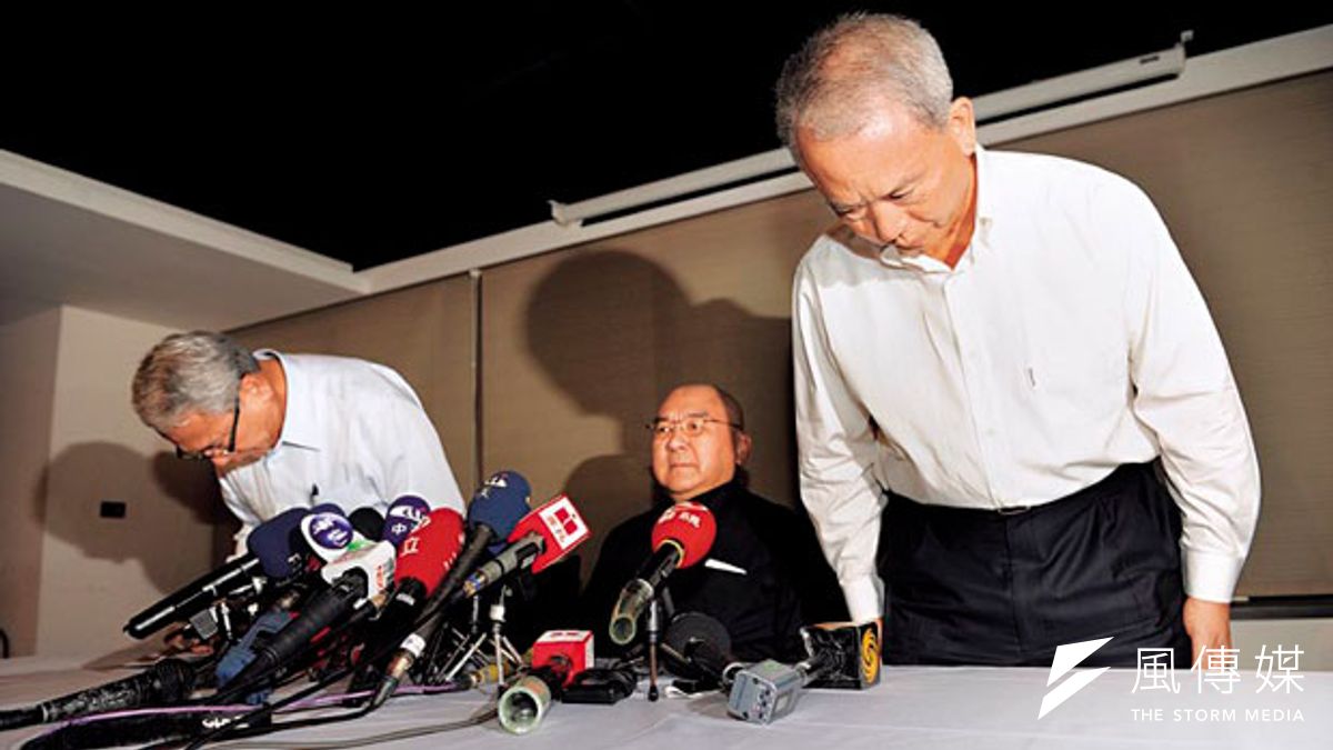 在潤泰集團總裁尹衍樑(中)陪同下,「二董」魏應交(左)、「三董」魏應充(右)。 在潤泰集團總裁尹衍樑(中)陪同下,「二董」魏應交(左)、「三董」魏應充(右)。