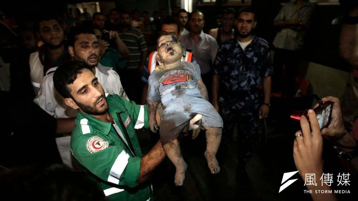 夜裡遭攻擊後送醫的加薩女嬰。(美聯社) 夜裡遭攻擊後送醫的加薩女嬰。(美聯社)