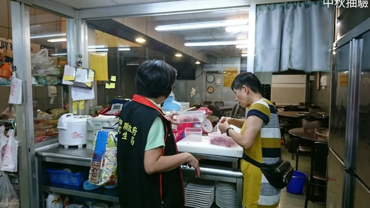 屏東縣政府衛生局為確保食品安全衛生,在中秋前夕稽查縣內超市、量販店、攤商及傳統市場、餡料工廠等販售場所。(圖/屏東縣衛生局提供)