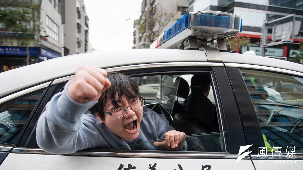 大觀自救會11日突襲退輔會,警方將自救會成員帶上警車並離開。(甘岱民攝) 大觀自救會11日突襲退輔會,警方將自救會成員帶上警車並離開。(甘岱民攝)