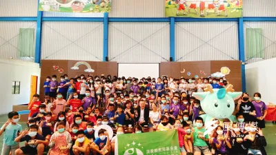 清景麟教育基金會林聰麟董事長,回母校燕巢國小演講,勉勵小小學弟妹。(圖/徐炳文攝)