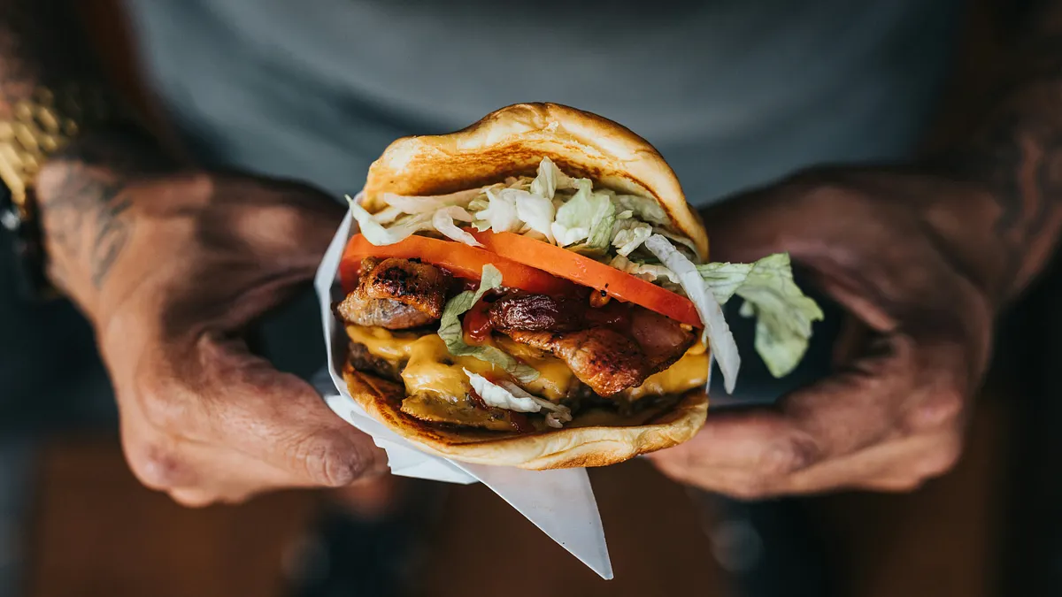 美國媒體《The Takeout》報導,麥當勞價格調漲的幅度遠遠超越了國家的平均通膨率。(示意圖/取自unsplash) 美國媒體《The Takeout》報導,麥當勞價格調漲的幅度遠遠超越了國家的平均通膨率。(示意圖/取自unsplash)