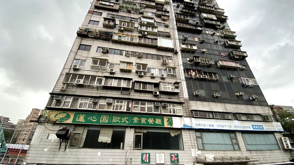 擁有台北第一凶宅之稱的「錦新大樓」曾奪走25條人命,至今亦有不少傳聞出現。(圖/許書宇) 擁有台北第一凶宅之稱的「錦新大樓」曾奪走25條人命,至今亦有不少傳聞出現。(圖/許書宇)