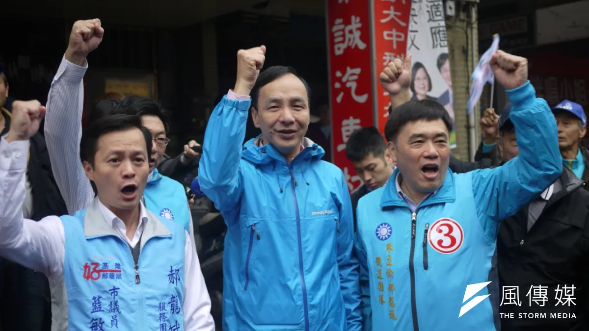 國民黨總統候選人朱立倫9日上午前往基隆,與立委候選人郝龍斌一起車隊掃街拜票(羅暐智攝)