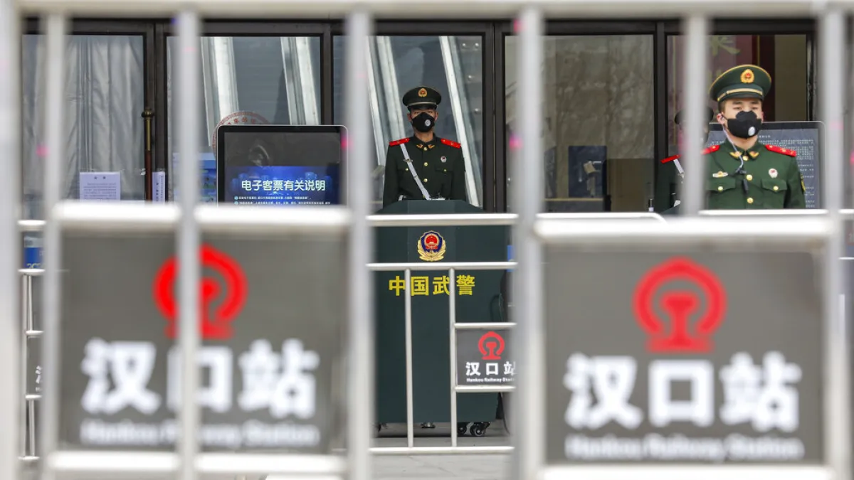 武漢肺炎疫情急遽升高,當地對外的公共交通均被管制封鎖。(美聯社)