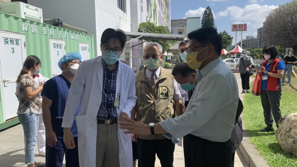 疫情升溫,屏東縣長潘孟安巡視醫院戶外篩檢站、專責病房及分艙分流,確保屏東防疫量能。(資料照,屏東縣政府衛生局提供)