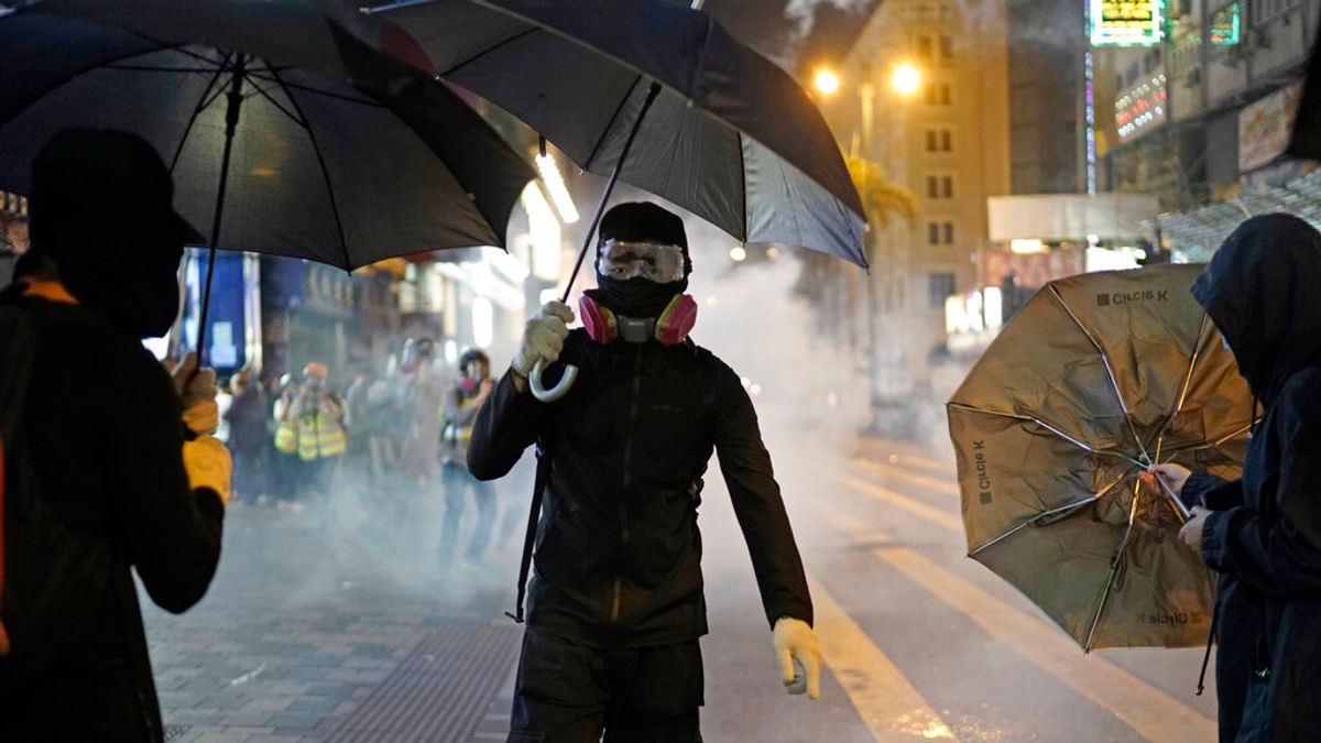 香港警察施放催淚彈。(美聯社) 香港警察施放催淚彈。(美聯社)