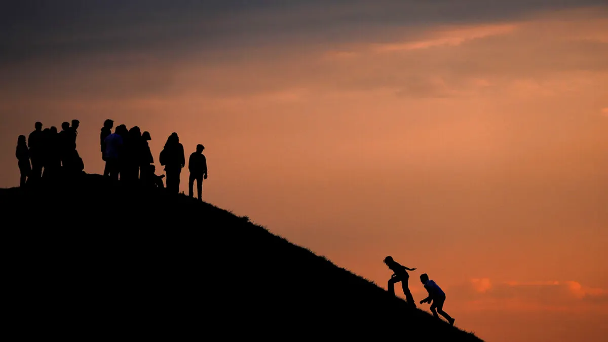 山上的路都是人走出來的。一行人就像快掉了鏈的輪軸,一個接著一個。惠琴最怕自己是被遺失的那一個,總會加快步伐。(資料照,美聯社) 山上的路都是人走出來的。一行人就像快掉了鏈的輪軸,一個接著一個。惠琴最怕自己是被遺失的那一個,總會加快步伐。(資料照,美聯社)