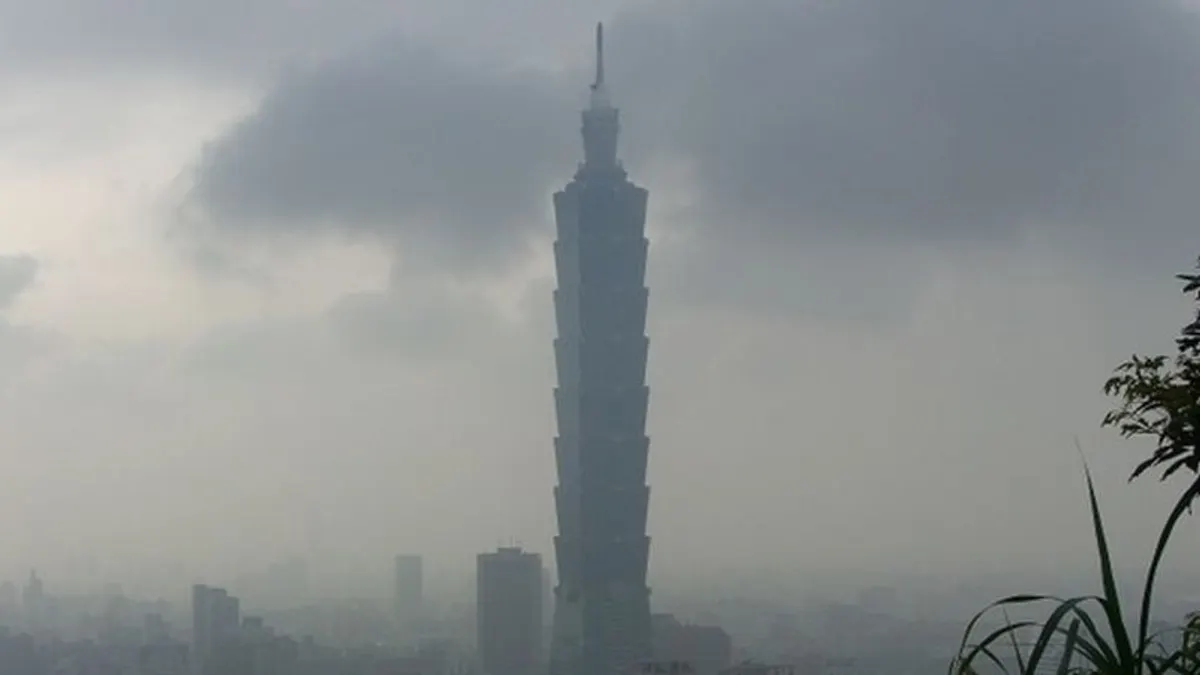 101大樓環繞著汙染的空氣。