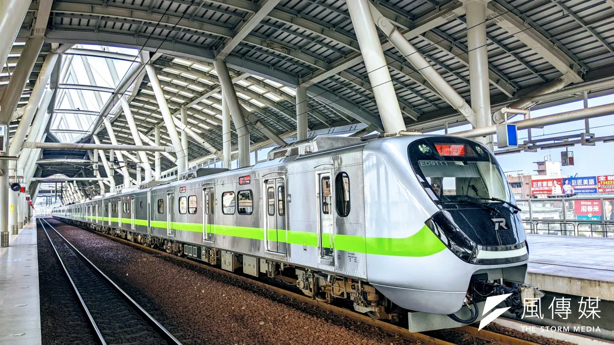 台鐵火車時刻大改點,大家出門前一定要先查過車次,以免火車在你面前開走。(圖/洪煜勛攝)