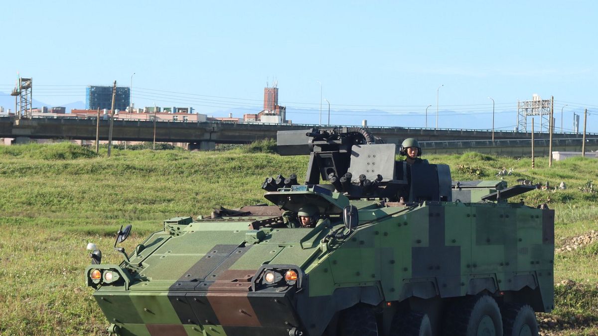 陸軍司令部臉書今(18)日針對「協力反擊作戰」科目發布圖文,圖為40公厘榴彈機槍為主武器的雲豹8輪甲車。(取自陸軍司令部) 陸軍司令部臉書今(18)日針對「協力反擊作戰」科目發布圖文,圖為40公厘榴彈機槍為主武器的雲豹8輪甲車。(取自陸軍司令部)