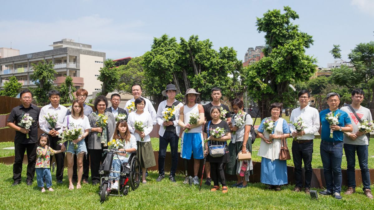 陳菊(前排左四)專程南下參加高雄氣爆紀念碑啟用儀式,並與氣爆受難者一起獻花致意。(圖/高雄市政府文化局提供) 陳菊(前排左四)專程南下參加高雄氣爆紀念碑啟用儀式,並與氣爆受難者一起獻花致意。(圖/高雄市政府文化局提供)
