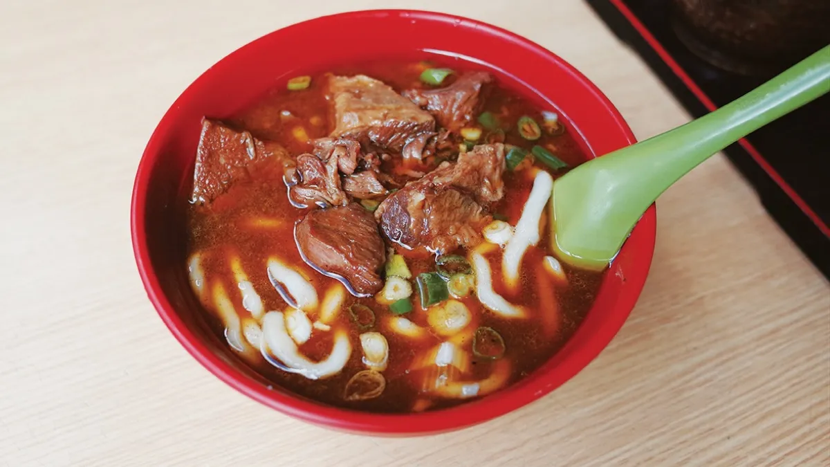 台北城中市場內,成都抄手麵食、城中伯豆花、城中老牌牛肉拉麵大王等,都是饕客最愛造訪的小吃名店。(圖/商周出版提供)