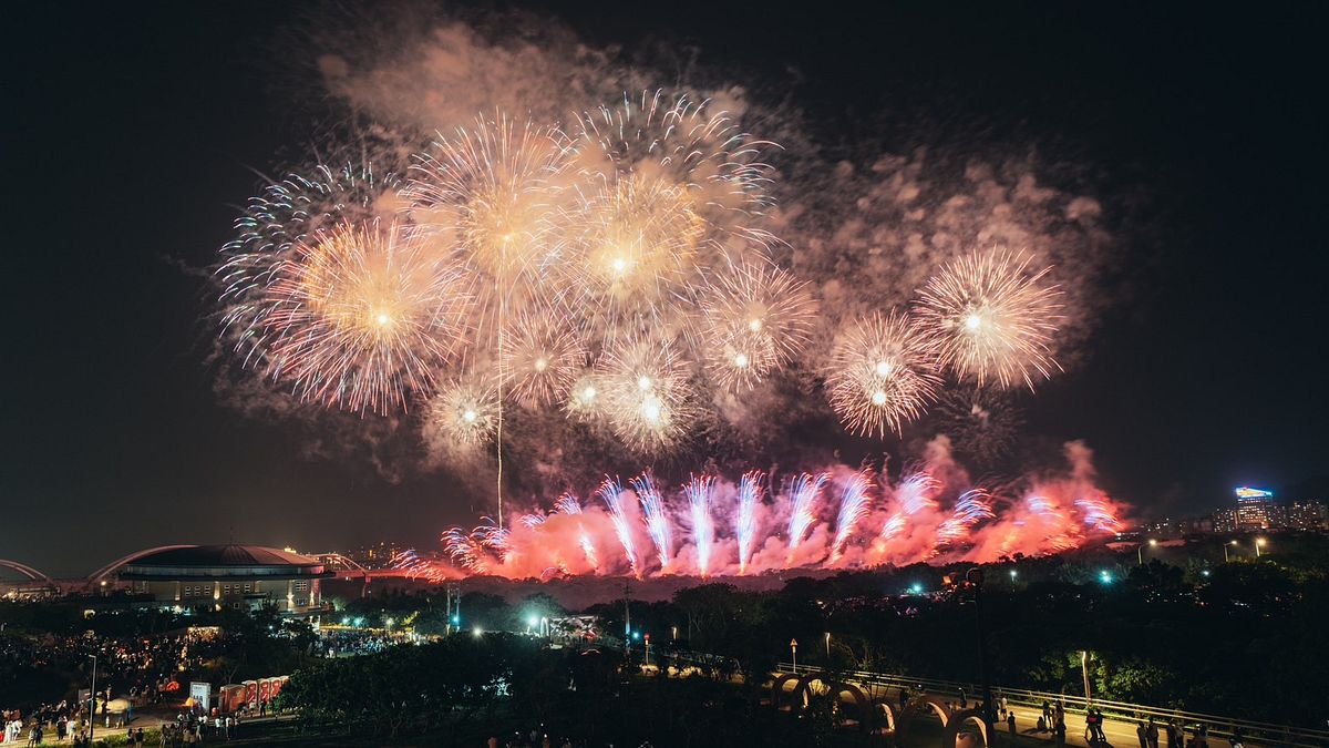 300秒煙火秀點亮藝術新地標。(圖/新北市文化局) 300秒煙火秀點亮藝術新地標。(圖/新北市文化局)