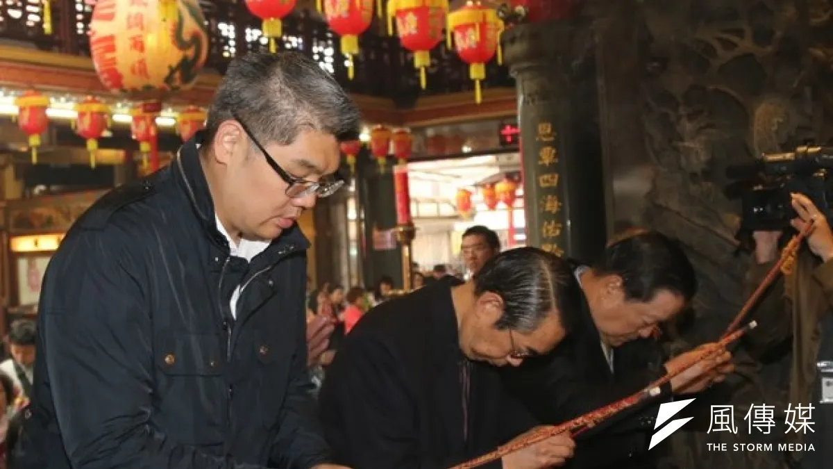 連勝文爭國民黨台北市長初選,一腳踏進綠營地盤關渡宮拉票。(吳逸驊攝)