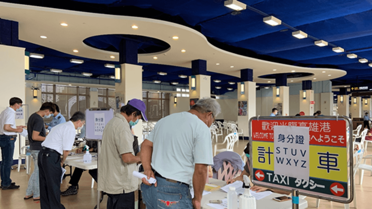 高雄港棧9庫實施港區相關業者疫苗接種之報到情形。(圖/臺灣港務公司提供) 高雄港棧9庫實施港區相關業者疫苗接種之報到情形。(圖/臺灣港務公司提供)