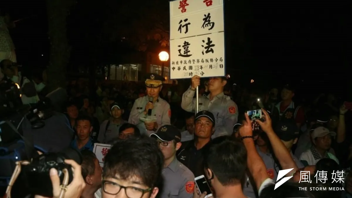 11月28日選前之夜,游錫堃陣營舉辦晚會但未經核可,警方當晚3次舉牌,但因警方人數不足而蒐證後離去。(資料照片,余志偉攝)