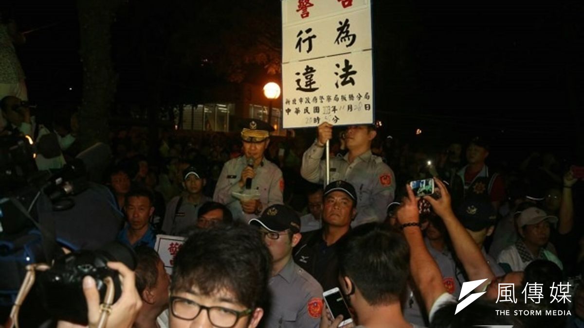 11月28日選前之夜,游錫堃陣營舉辦晚會但未經核可,警方當晚3次舉牌,但因警方人數不足而蒐證後離去。(資料照片,余志偉攝) 11月28日選前之夜,游錫堃陣營舉辦晚會但未經核可,警方當晚3次舉牌,但因警方人數不足而蒐證後離去。(資料照片,余志偉攝)