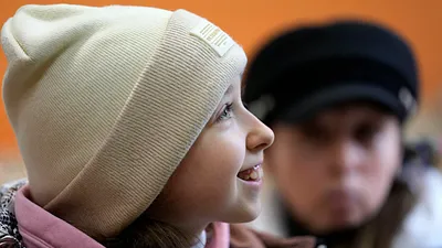 2022年3月7日,匈牙利邊境城市薩洪尼(Zahony)火車站內,烏克蘭10歲的安娜瑪麗亞從家鄉哈爾基夫逃難至此(美聯社)