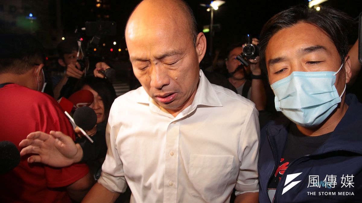 20200606-高雄市長韓國瑜6日晚間至高雄市議長許崑源住處探望家屬。(顏麟宇攝) 20200606-高雄市長韓國瑜6日晚間至高雄市議長許崑源住處探望家屬。(顏麟宇攝)