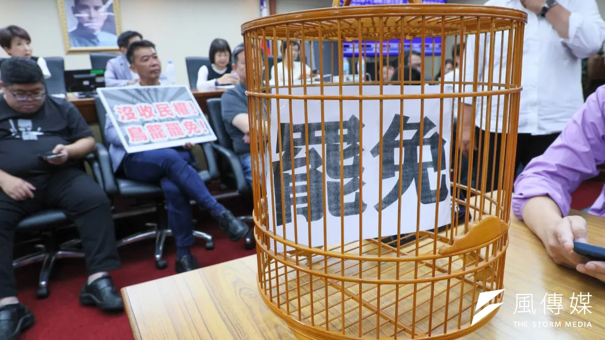 立法院內政委員會4日排審選罷法修正案,民進黨團動員搶占主席台。(顏麟宇攝)