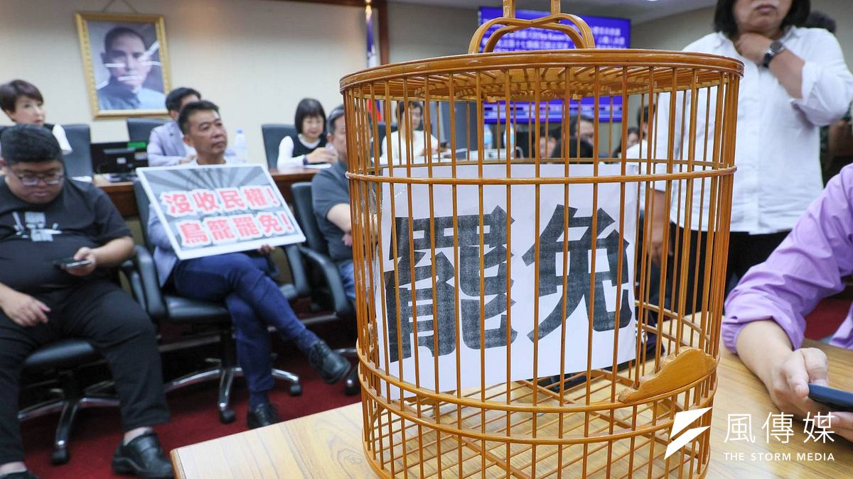 立法院內政委員會4日排審選罷法修正案,民進黨團動員搶占主席台。(顏麟宇攝) 立法院內政委員會4日排審選罷法修正案,民進黨團動員搶占主席台。(顏麟宇攝)