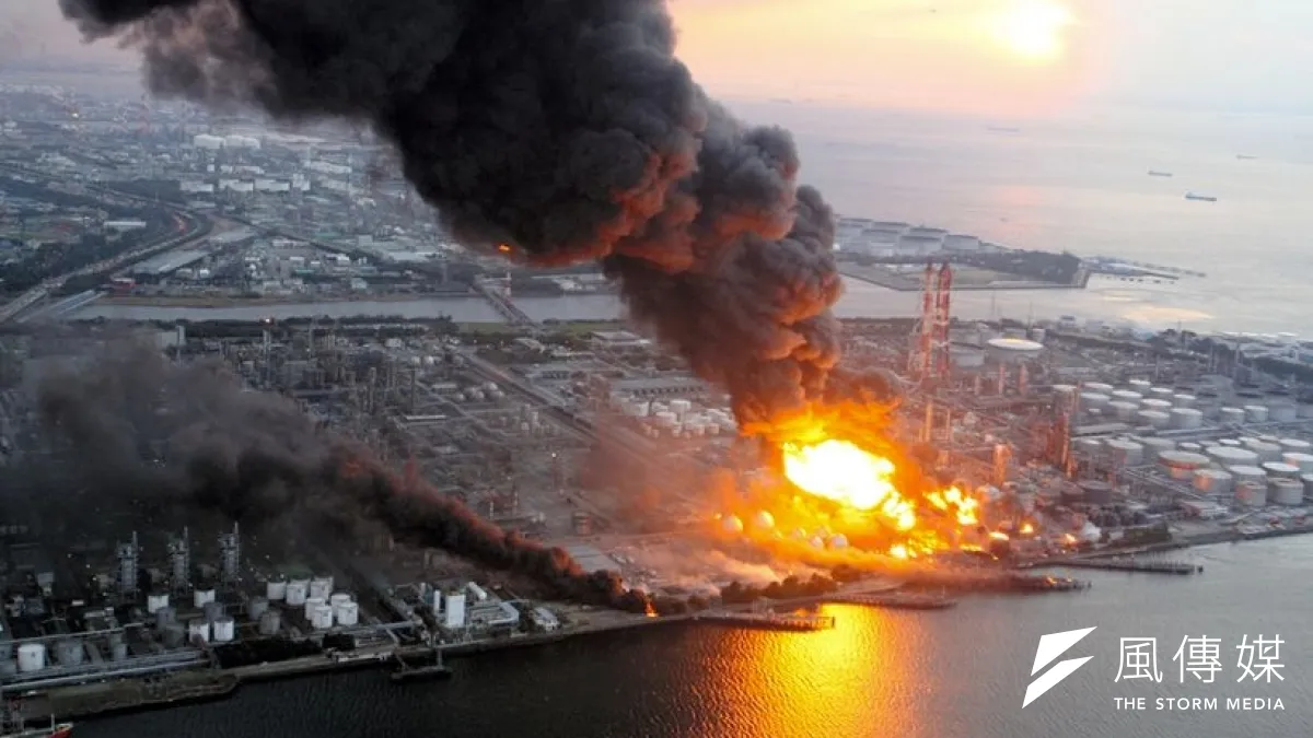 2011年311大地震時,千葉縣一處煉油廠爆炸(取自網路)