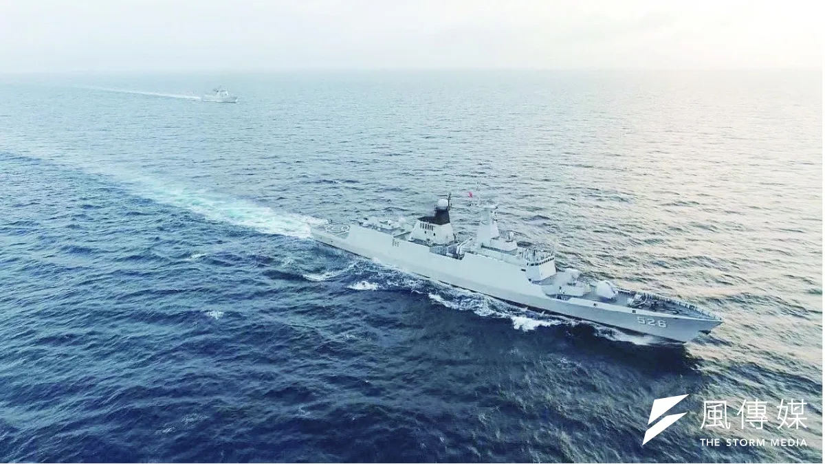 8月19日,解放軍東部戰區位元台島周邊組織海空聯合戰備警巡,舉行海空等兵力聯合演訓。圖為海軍艦艇編隊航行。(弘安提供)
