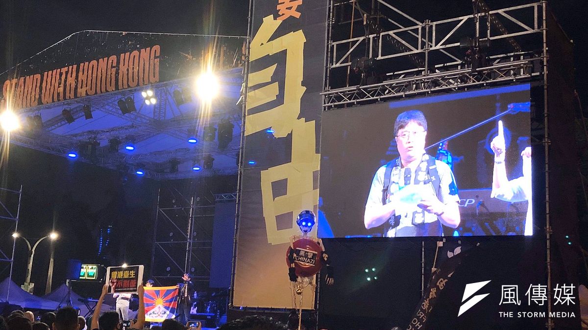 守民主護台灣大聯盟17日在自由廣場舉辦「撐香港要自由」演唱會聲援香港。(黃信維攝) 守民主護台灣大聯盟17日在自由廣場舉辦「撐香港要自由」演唱會聲援香港。(黃信維攝)