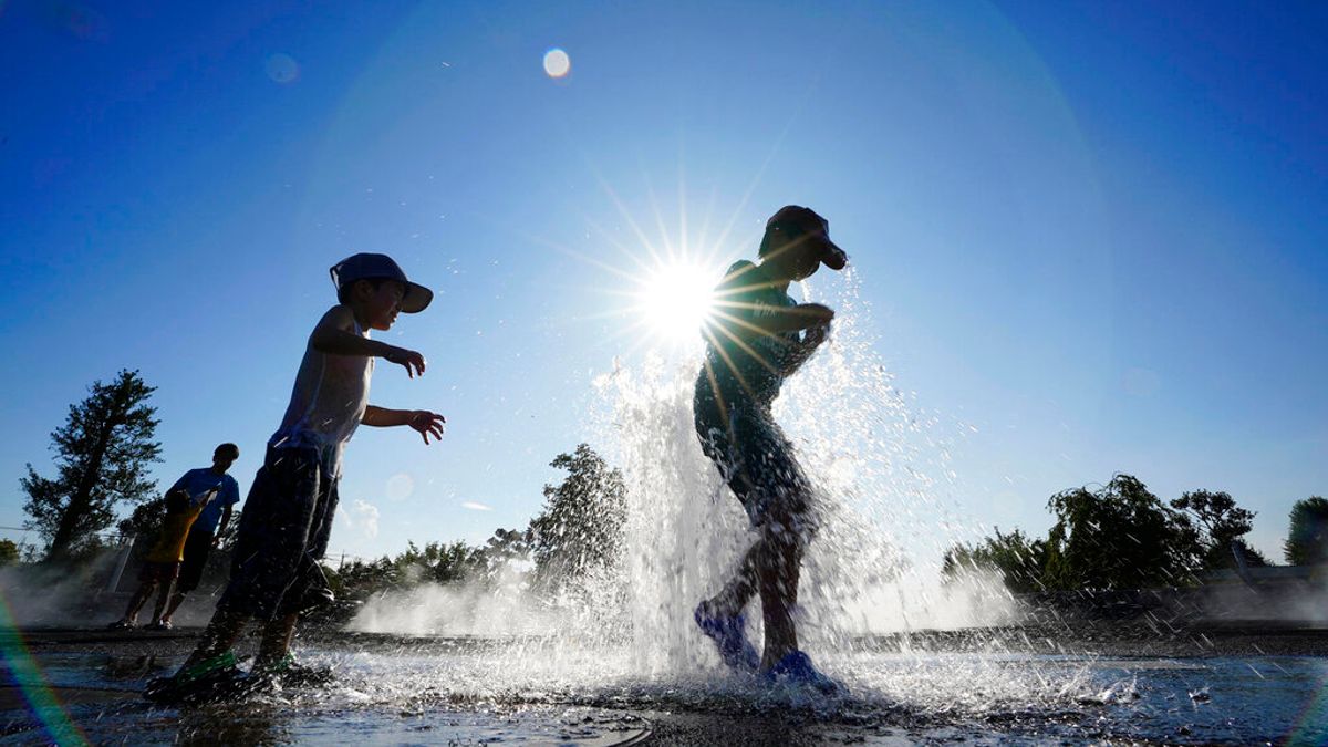 在日本群馬縣伊勢崎市一處公園裡嬉戲的孩童。(美聯社) 在日本群馬縣伊勢崎市一處公園裡嬉戲的孩童。(美聯社)