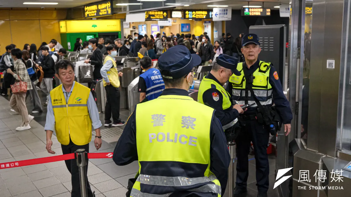 基層警察薪資無隨風險調整,仰賴加班撐收入;且因人力長期不足、工時常態化,低時薪等問題,殉職與過勞現象浮現。(資料照,劉偉宏攝)