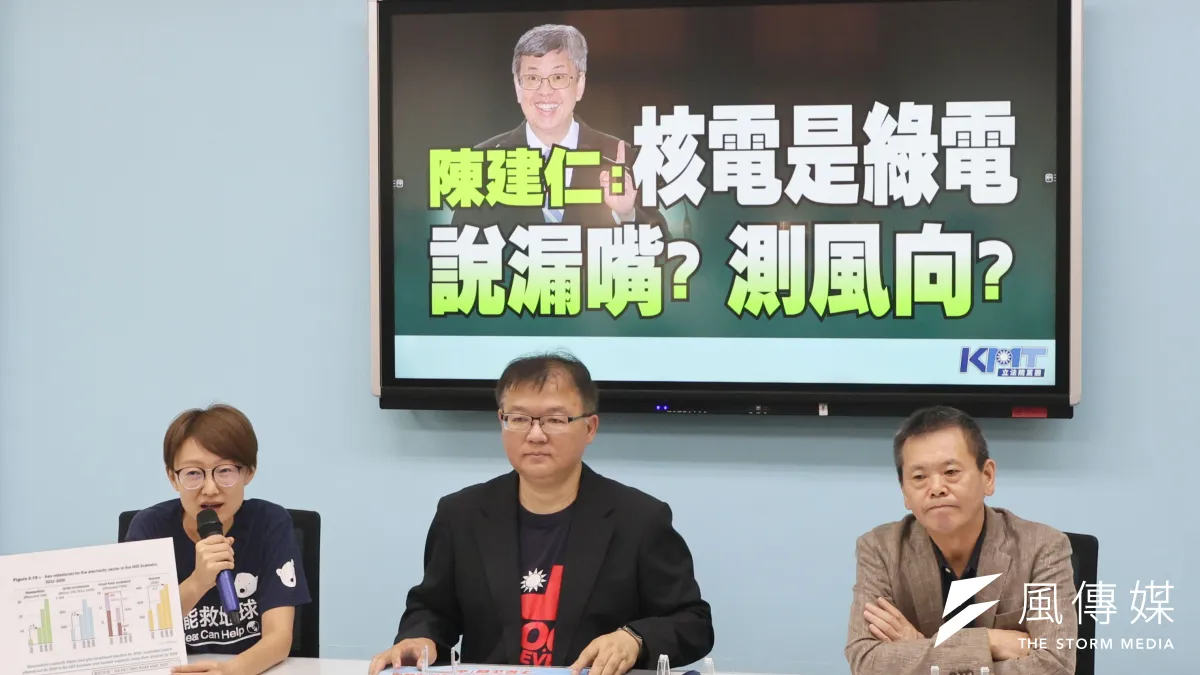國民黨立委林為洲(右)9日舉行「華視內控出大包!主管機關視而不見? 」記者會,要文化部注意公廣集團是否在亂搞。(柯承惠攝)