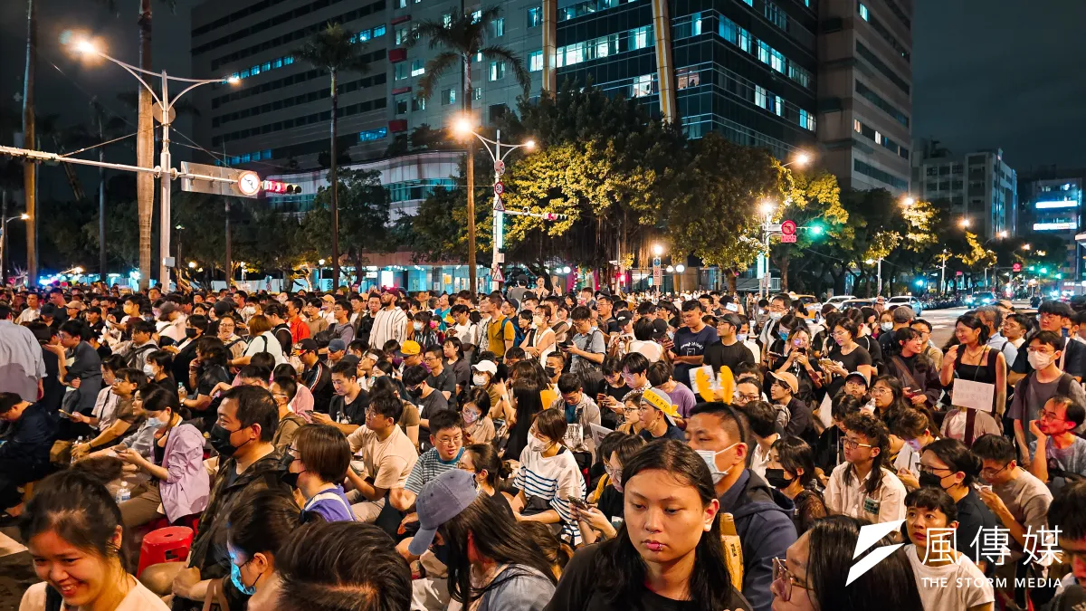 為抗議在野黨提出的國會改革法案,21日起立法院外聚集不少民眾,民進黨也將群眾運動視為與在野黨對抗的後盾。(圖/洪煜勛攝)