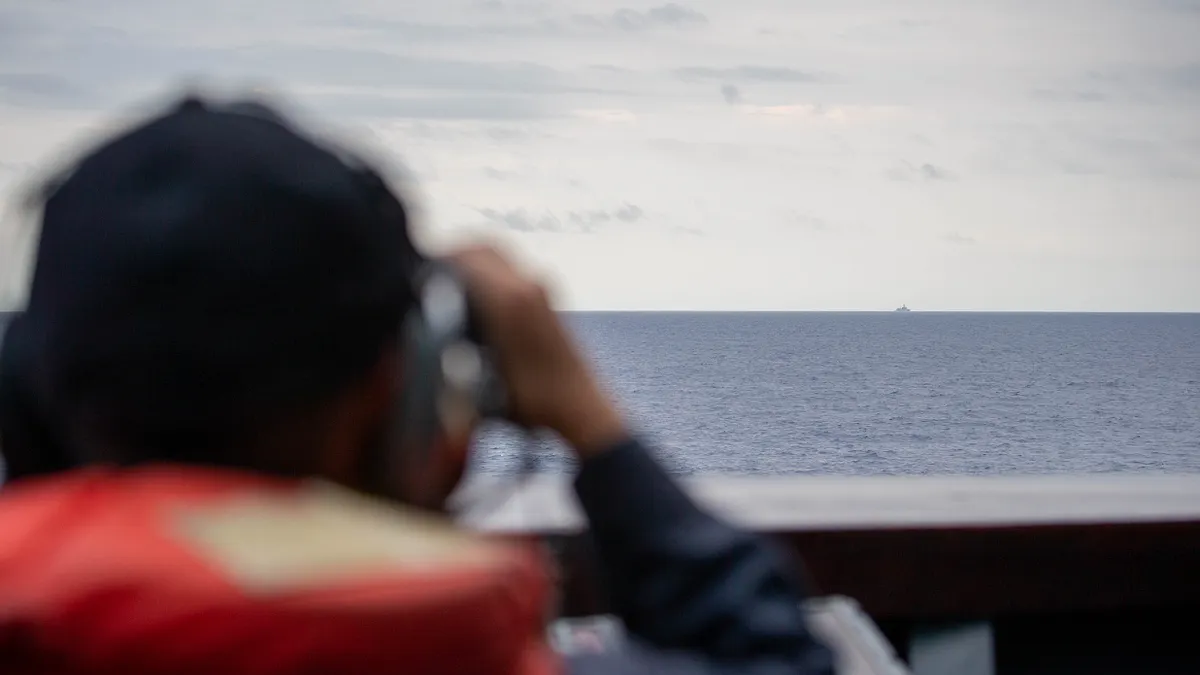 国防部は10日、中国人民解放軍海軍が西太平洋・台湾周辺で顕著な態勢を見せ、台湾への全面的な封鎖を試みていると確認。写真は馬公艦乗組員が中国艦艇・西安を監視している様子。(資料写真、国防部提供) 国防部は10日、中国人民解放軍海軍が西太平洋・台湾周辺で顕著な態勢を見せ、台湾への全面的な封鎖を試みていると確認。写真は馬公艦乗組員が中国艦艇・西安を監視している様子。(資料写真、国防部提供)