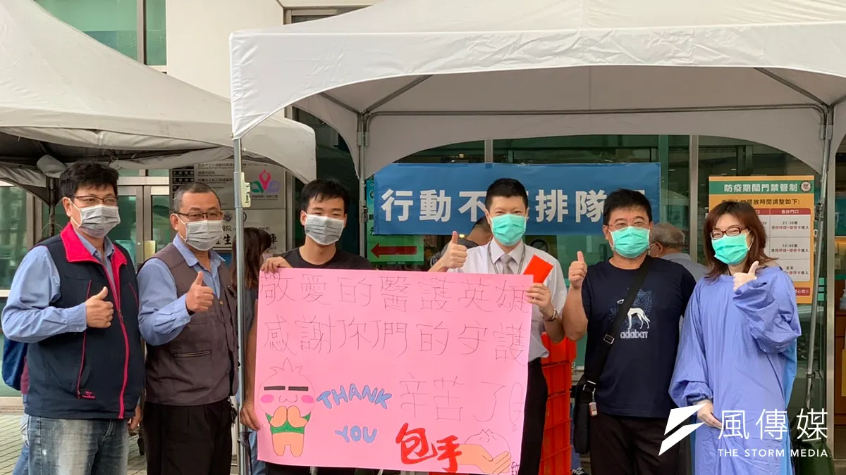 包手老闆與友人贊助小港醫院百份早餐及獎金。(圖/徐炳文攝)