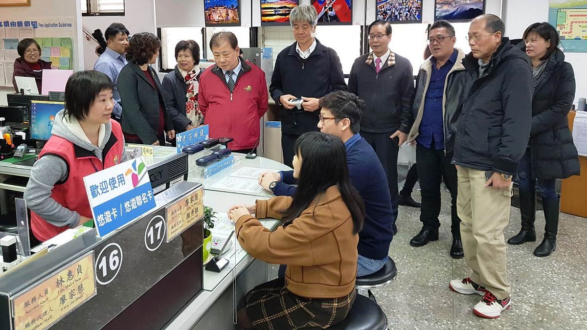 金門縣政府11日組團到新北市土城戶所參訪,民政處處長陳永明(中間紫色領帶者)帶著縣議員、戶所主任及民政處同仁13人跨海取經。(圖/新北市民政局提供) 金門縣政府11日組團到新北市土城戶所參訪,民政處處長陳永明(中間紫色領帶者)帶著縣議員、戶所主任及民政處同仁13人跨海取經。(圖/新北市民政局提供)