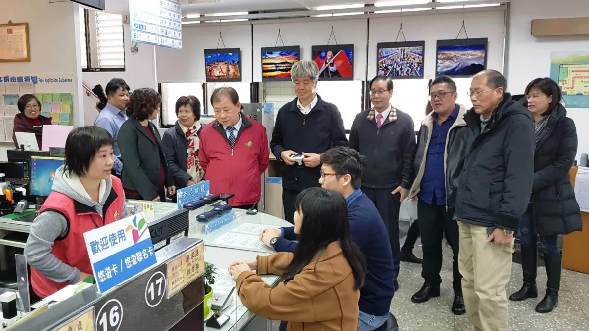 金門縣政府11日組團到新北市土城戶所參訪,民政處處長陳永明(中間紫色領帶者)帶著縣議員、戶所主任及民政處同仁13人跨海取經。(圖/新北市民政局提供)