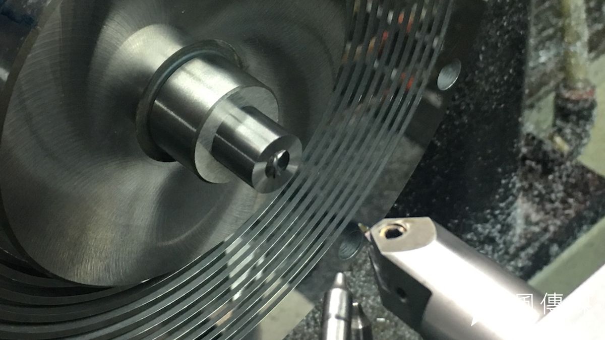 鎢合金車削加工。(圖/徐炳文攝) 鎢合金車削加工。(圖/徐炳文攝)