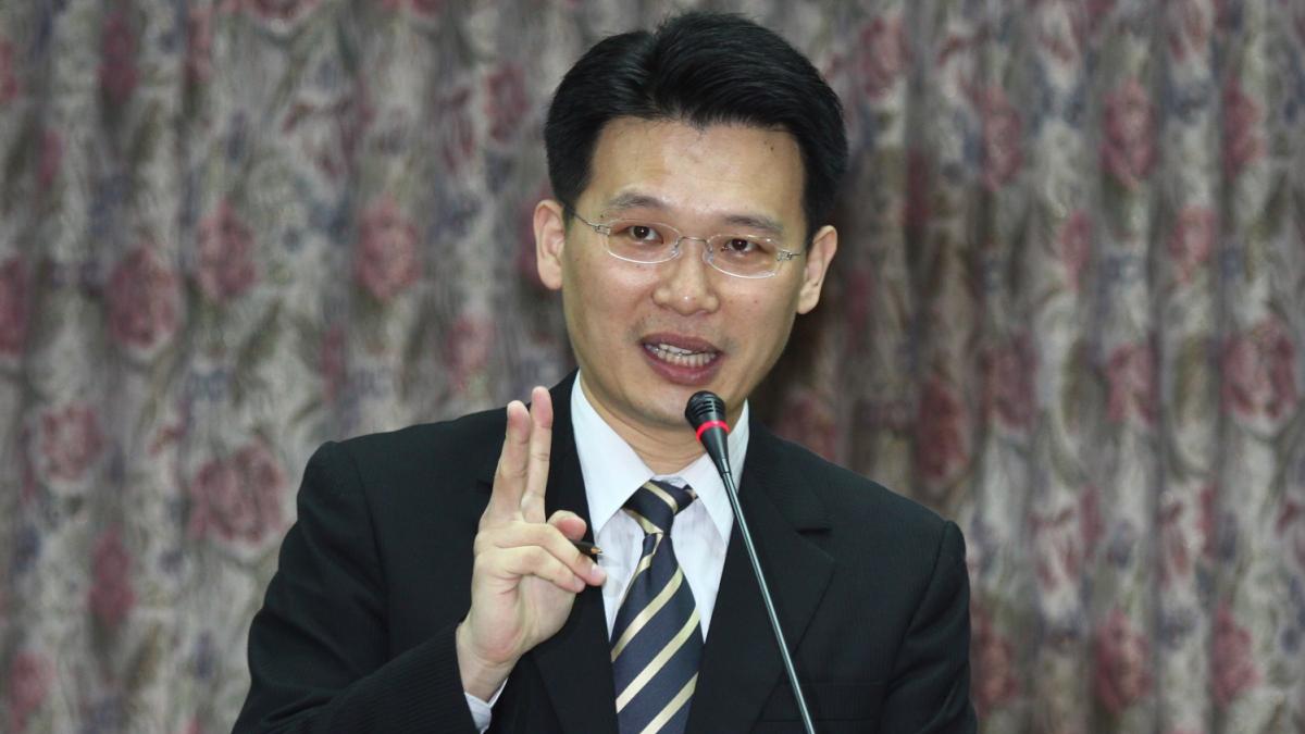 歷史新新聞》最年輕新聞局長、首位私人火車車主 內定桃園副市長蘇俊賓擁兩紀錄 | 張世文 | VIP - 風傳媒
