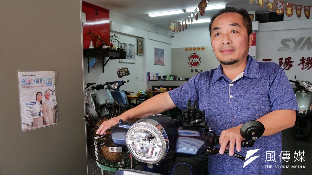 聖豐車業商行老闆廖麒翔為自己和父母各開了預開型安養信託,他笑稱「被棄養的第一代要對自己好一點」。(蔡親傑攝) 聖豐車業商行老闆廖麒翔為自己和父母各開了預開型安養信託,他笑稱「被棄養的第一代要對自己好一點」。(蔡親傑攝)