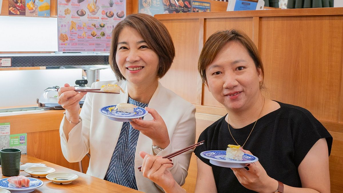 屏東縣長周春米與漁友一起用行動支持台灣石斑魚產品。(圖/屏東縣政府提供) 屏東縣長周春米與漁友一起用行動支持台灣石斑魚產品。(圖/屏東縣政府提供)